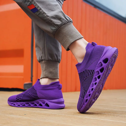 Nuove scarpe sportive da uomo e da donna per l'autunno: comode e leggere, ideali per camminare e correre. Con ammortizzazione e resistenza all'usura.