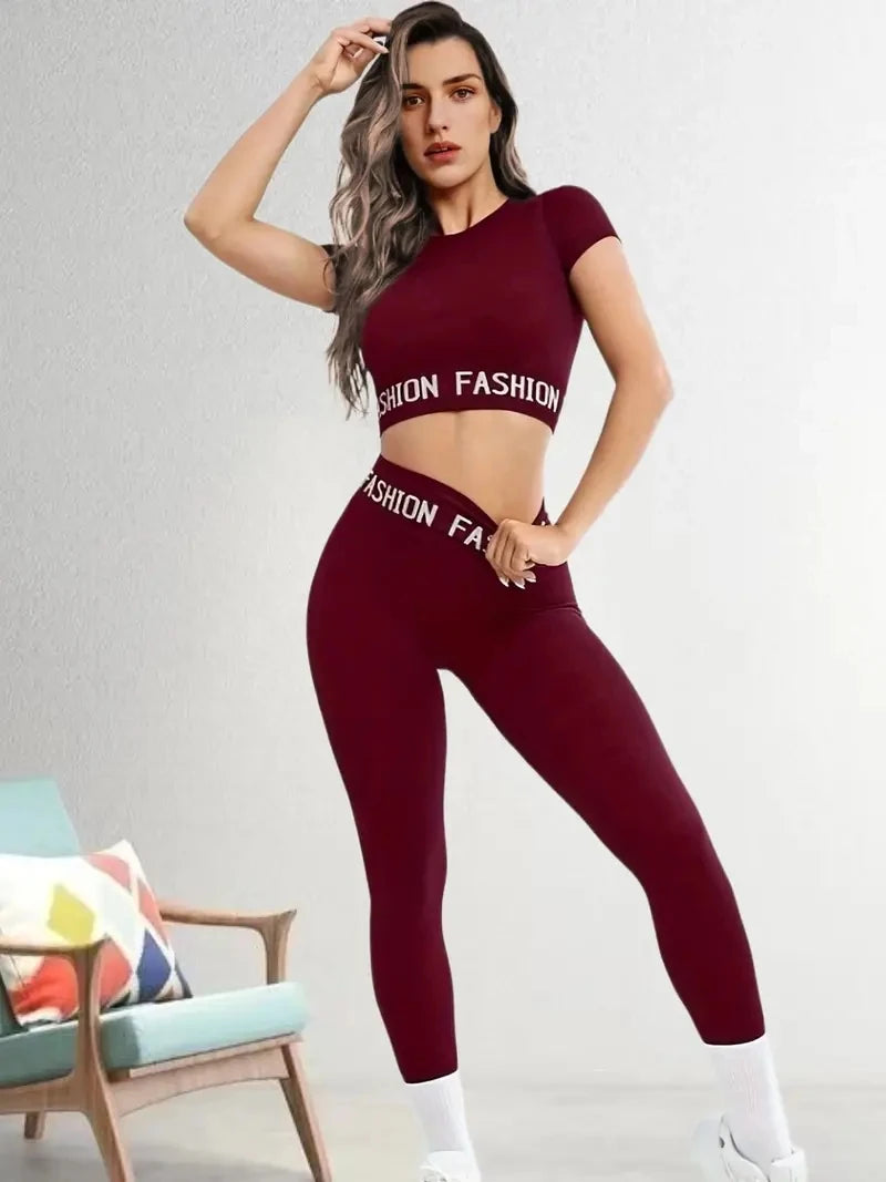 Nuovo set da due pezzi sportivo da yoga con pantaloni a vita alta a maniche corte con lettera dal design unico elastico