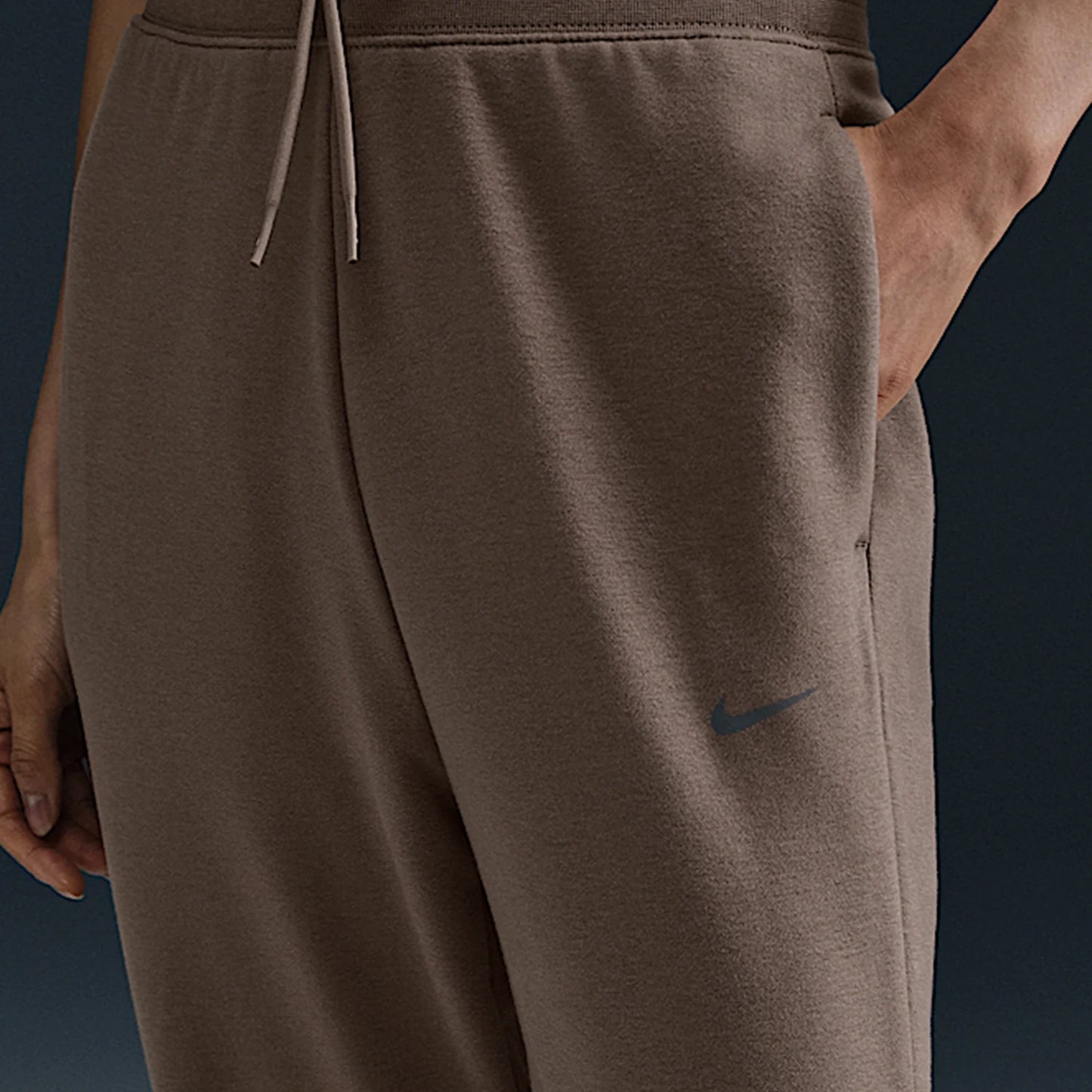 Pantaloni sportivi affusolati tie-dye di tendenza ufficiale delle nuove donne Nike FB5435-233