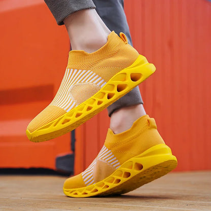 Nuove scarpe sportive da uomo e da donna per l'autunno: comode e leggere, ideali per camminare e correre. Con ammortizzazione e resistenza all'usura.